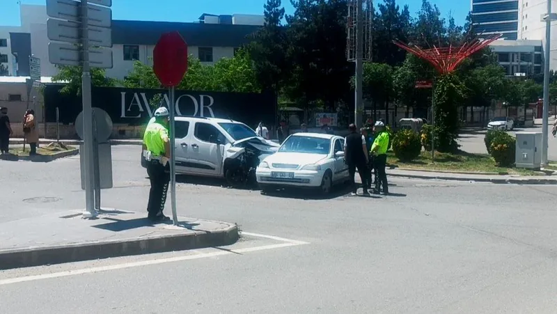 Batman'ın Gültepe Mahallesi'nde hafif ticari araç ile otomobilin çarpıştığı kazada