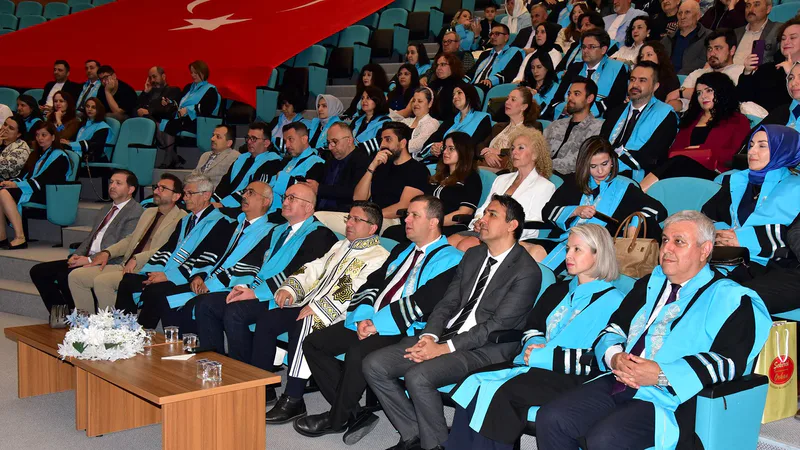 Balıkesir Üniversitesinde düzenlenen akademik atama töreninde 147 öğretim üyesi plaketlerini