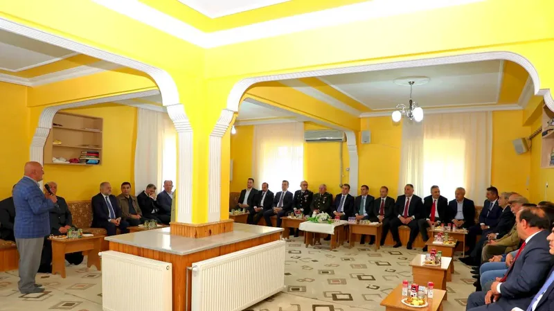 Bayburt'ta Kurban Bayramı arifesinde Gençosman Mahalle Odası'nda düzenlenen geleneksel bayramlaşma