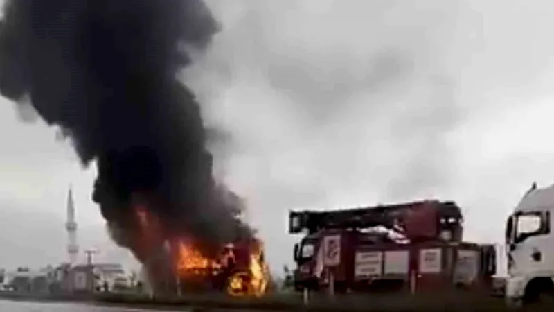 Sakarya'nın Hendek ilçesinde seyir halindeki şehirlerarası yolcu otobüsünde yangın çıktı.