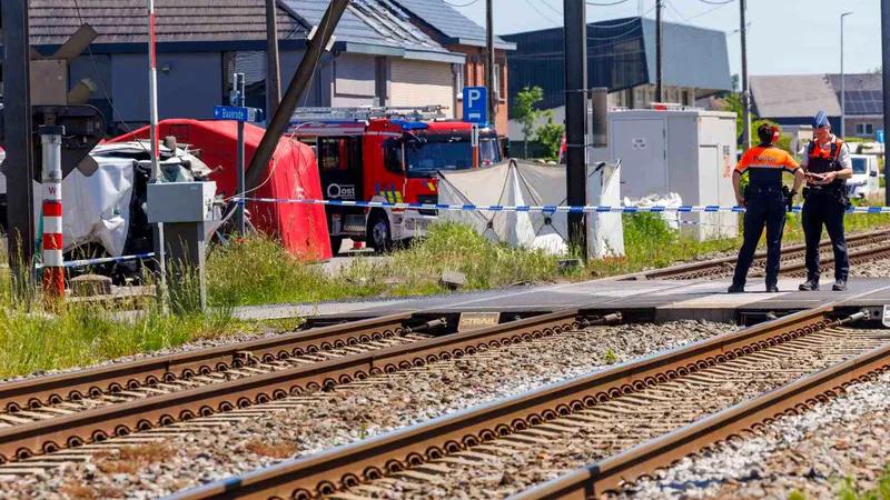 Belçika'da bir trenin okul otobüsüne çarpması sonucu 4 kişi hayatını