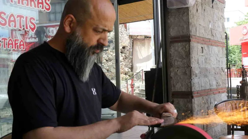 Antalya'da Kurban Bayramı öncesi bıçakçılarda yoğunluk başladı. Vatandaşlar, kurban kesimi