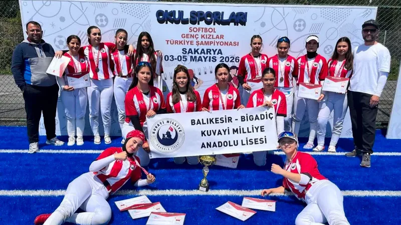 Sakarya'da düzenlenen Okul Sporları Genç Kızlar Softbol Türkiye Şampiyonası'nda Balıkesir'i