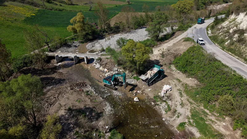 DSİ 25. Bölge Müdürlüğü, Balıkesir Bigadiç Hamidiye Mahallesi'nde sedde düzenleme