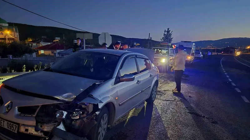Bingöl-Muş karayolu Kardeşler köyü mevkiinde otomobil ile hafif ticari aracın