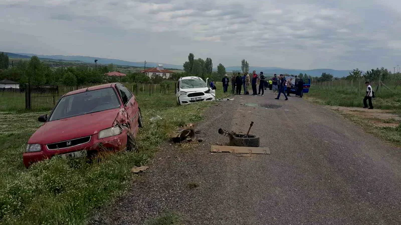Bingöl'ün Genç ilçesinde otomobil ile hafif ticari aracın çarpışması sonucu
