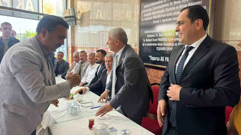 Şanlıurfa'nın Birecik ilçesinde belediye ev sahipliğinde düzenlenen bayramlaşma programına yoğun