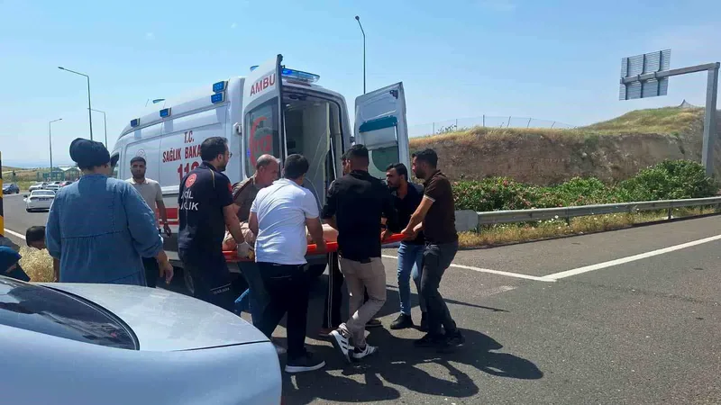 Şanlıurfa'nın Birecik ilçesinde iki otomobilin çarpışması sonucu 2 kişi yaralandı.