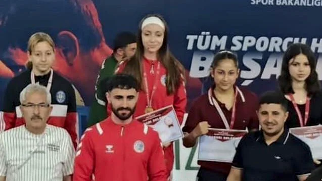 Kars'ta düzenlenen Okullar Arası Türkiye Boks Şampiyonası'nda Balıkesir rüzgarı esti.