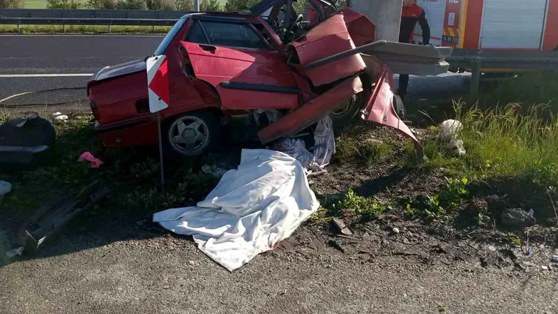 Bolu'da sabah saatlerinde meydana gelen trafik kazasında kontrolden çıkan otomobil