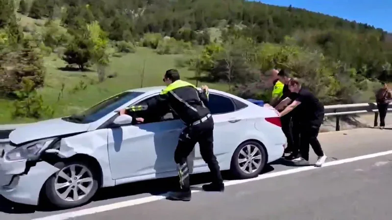 Bolu'da bayram trafiğinde meydana gelen kaza sonrası polis ekipleri aracı