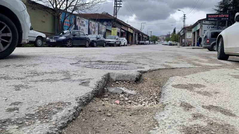 Bozuk yol nedeniyle araçlarında hasar gören sürücüler, yolun bakımından sorumlu
