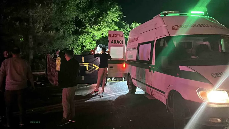 Burdur'un Bucak ilçesinde 4 aracın karıştığı zincirleme trafik kazasında 4