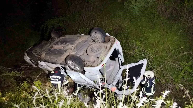 Burdur'da kontrolden çıkan hafif ticari araç, 20 metrelik uçuruma devrildi.