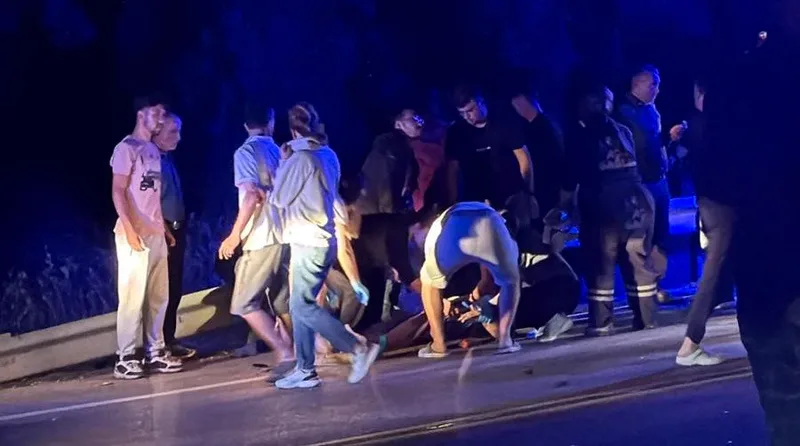 Burdur'un Bucak ilçesinde Isparta-Antalya kara yolu üzerinde 4 aracın karıştığı