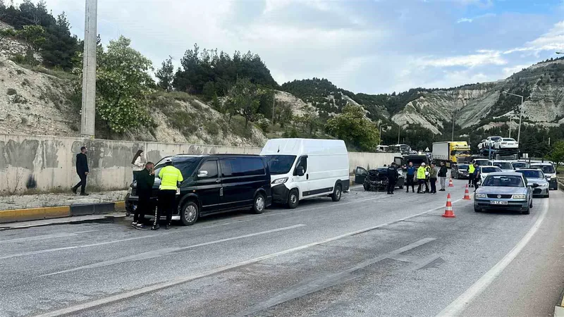 Burdur-Antalya kara yolu Antalya Kavşağı'nda 5 aracın karıştığı zincirleme kazada