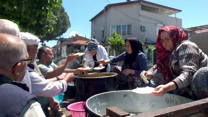Balıkesir Burhaniye'de Cumhuriyet Mahallesi'nde 30 yıldır süregelen geleneksel mahalle hayrı