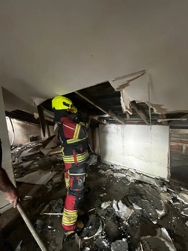 Burhaniye Ali Çetinkaya Mahallesi'nde 5 katlı apartmanın çatısında yangın çıktı.