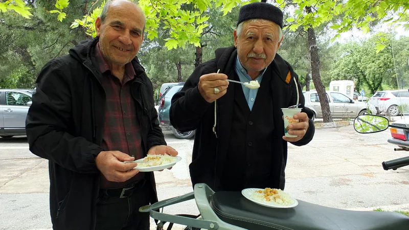 Burhaniye'de bahar aylarıyla birlikte geleneksel pilav ve lokma hayırları yeniden
