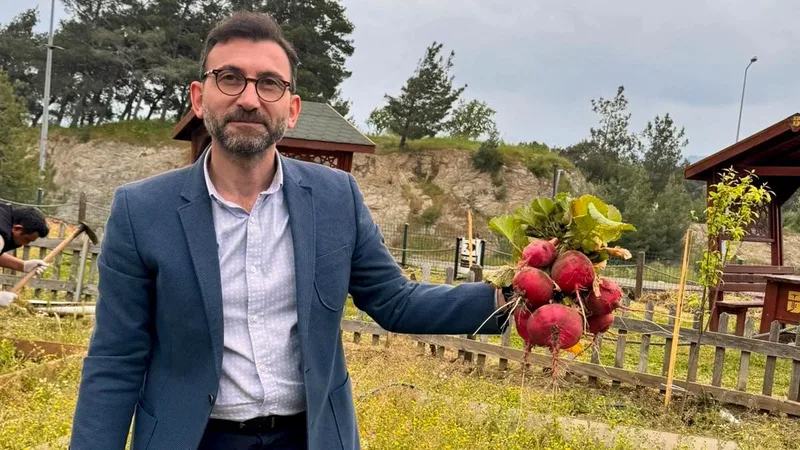 Balıkesir Burhaniye'de Uygulamalı Bilimler Fakültesi, 'Doğadan Sofraya' konseptiyle bahçesinde yetiştirilen