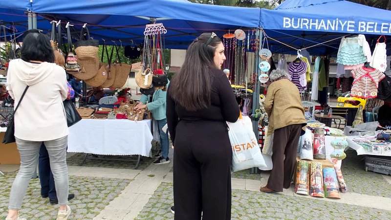 Burhaniye'de kadınlar, Hamarat Eller Pazarı'nda Anneler Günü için el emeği