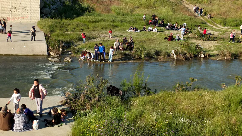 Balıkesir Burhaniye'de geleneksel Hıdırellez kutlaması Karınca Deresi kenarında binlerce vatandaşın