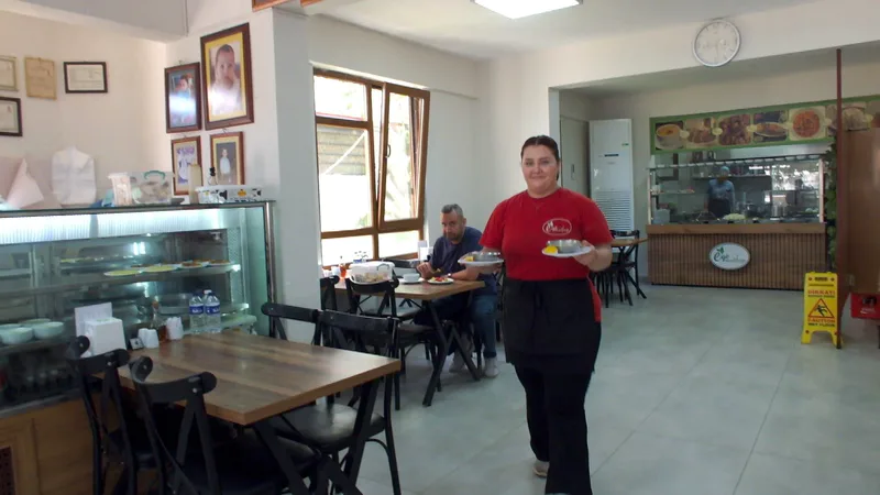 BU LOKANTADA HERKES KADIN
PATRON DA ÇALIŞANLAR DA KADIN
Burhaniye ilçesinde, Sanayi