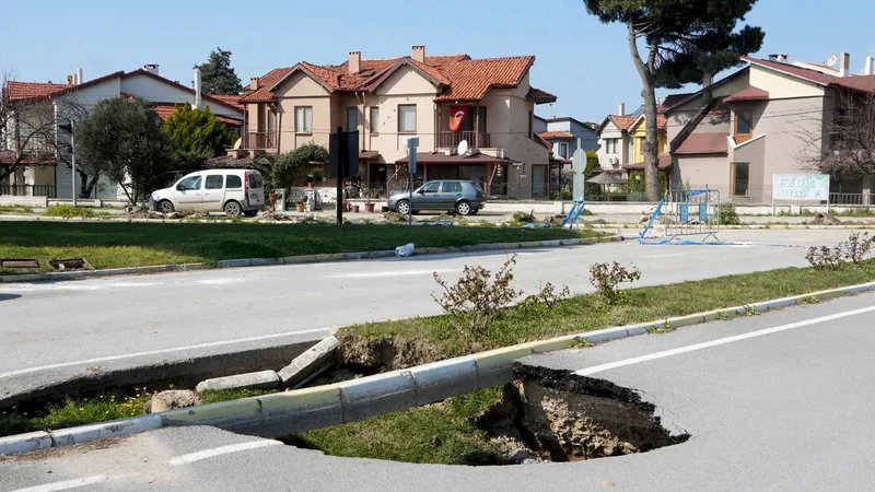 BASKİ, Burhaniye'de yarım asırlık altyapıyı yeniliyor. Körfez şeridinde yaşanan sorunlara