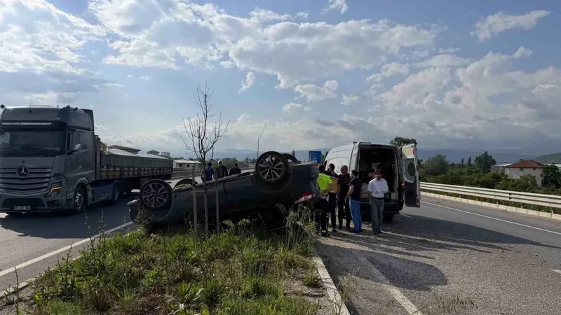 Bursa'nın İznik ilçesinde kontrolden çıkan otomobil takla attı. Kazada 3