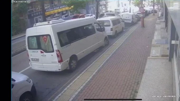 Bursa'da kontrolden çıkan hafif ticari araç, park halindeki 6 araca