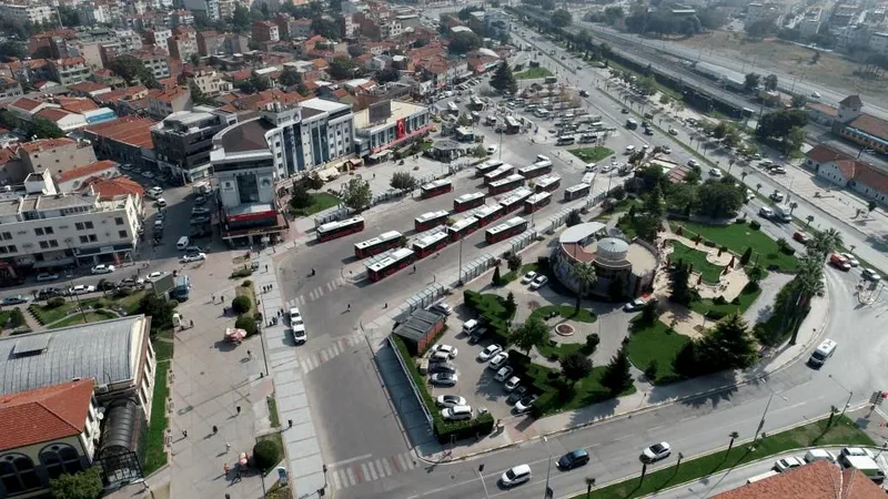 Büyükşehir Belediyesi, Toplu Taşıma Merkezi'ndeki yeni düzenlemelerle trafik akışını rahatlatıyor.
