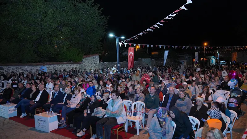 Ünlü sanatçı Cenk Bosnalı, Ayvalık'ın tarihi Küçükköy mahallesinde düzenlenen Teferiç