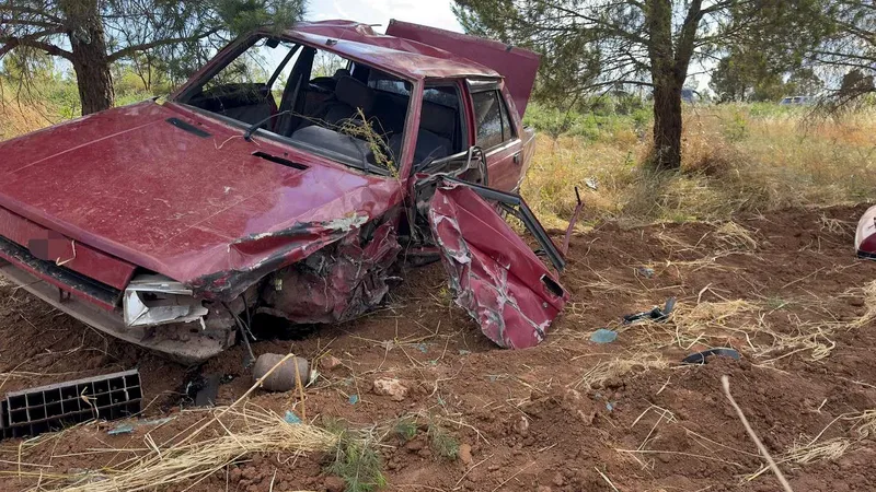Şanlıurfa'nın Ceylanpınar ilçesinde iki otomobilin çarpışması sonucu meydana gelen trafik