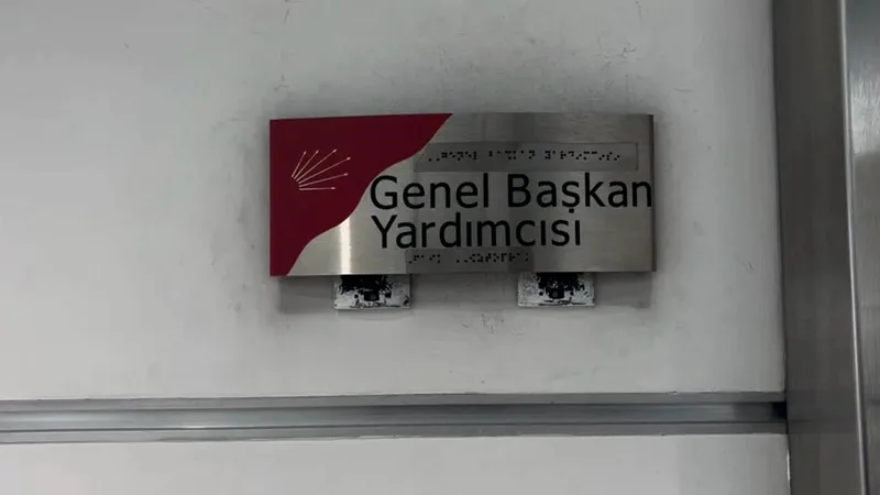 CHP Genel Merkezi'nde dün yaşanan arbede sonrası binada oluşan hasarın