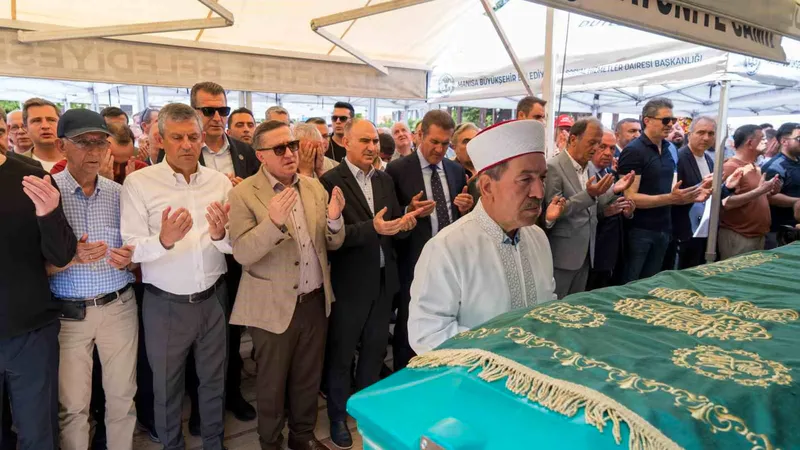 CHP Grup Başkanı ve Manisa Milletvekili Özgür Özel'in 82 yaşındaki