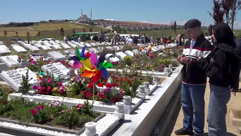 Büyükçekmece'de sigara vermediği için 16 yaşındaki arkadaşları tarafından 17 yerinden