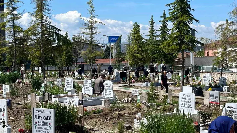 Çorum'da Kurban Bayramı arefesinde vatandaşlar, yakınlarının kabirlerini ziyaret etmek için