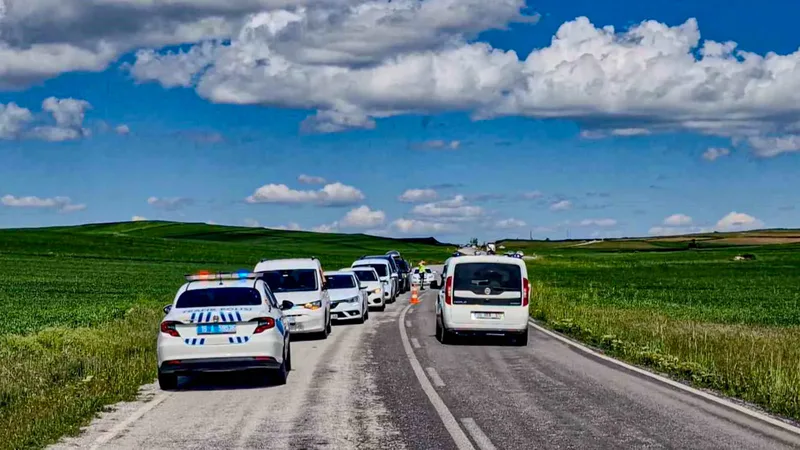 Çorum'un Alaca ilçesinde yoldan çıkan otomobil tarlada takla attı. Sürücü