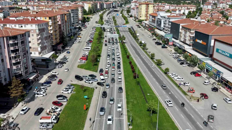 Kurban Bayramı tatilinin sona ermesiyle Çorum'da trafik yoğunluğu başladı. Dönüş