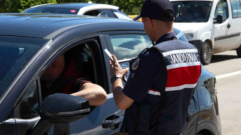 Çorum'da bayram öncesi trafik yoğunluğu önemli ölçüde arttı. Vali Ali