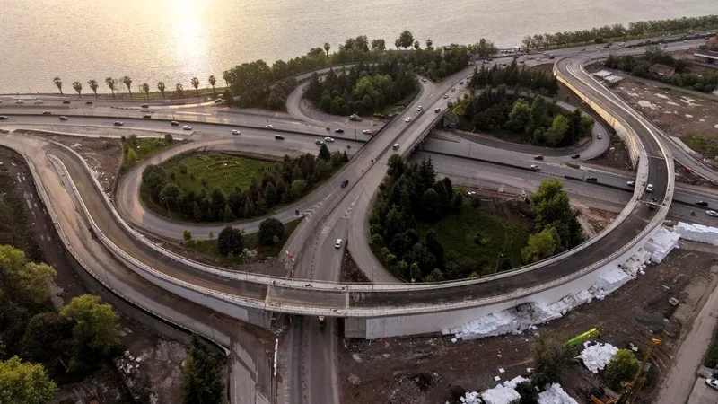 Kocaeli'de D-130 kara yolundaki trafik yoğunluğunu azaltmak amacıyla hayata geçirilen