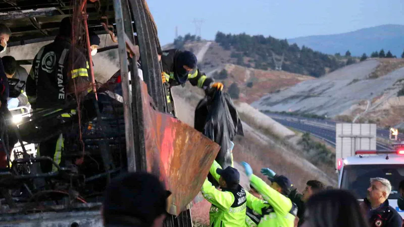 Denizli Sarayköy'de yolcu otobüsünün bariyerlere çarparak alev alması sonucu 8