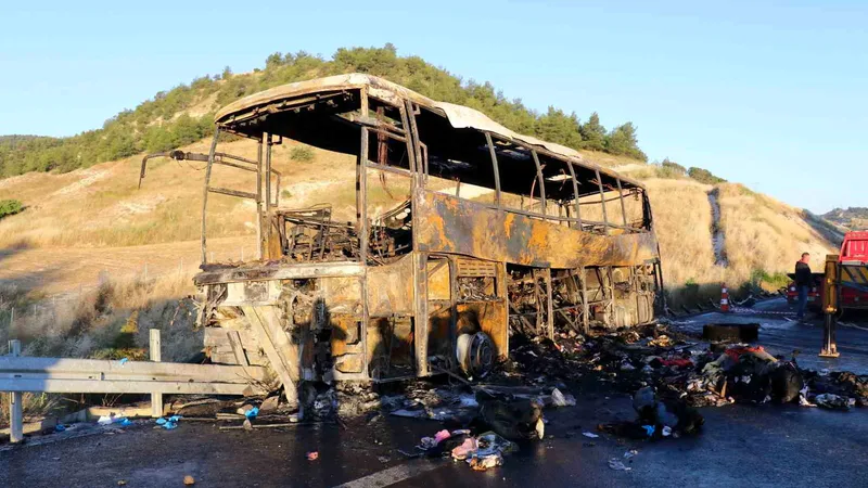 Denizli-Aydın Otoyolu'nda yolcu otobüsünün devrilmesi sonucu çıkan yangında 8 kişi