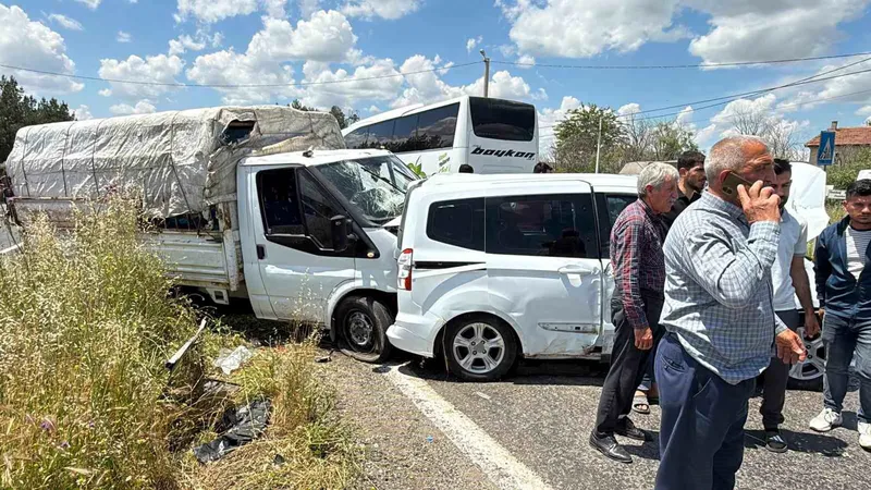 Diyarbakır-Silvan kara yolunda kurbanlık taşıyan kamyonet ile hafif ticari aracın