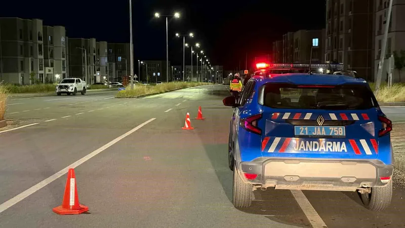 Diyarbakır'ın Bağlar ilçesinde halk otobüsü ile otomobilin çarpışması sonucu 2