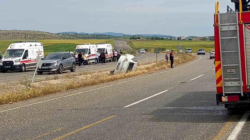 Diyarbakır'ın Kocaköy ilçesinde direksiyon hakimiyetini kaybeden sürücünün kullandığı otomobilin takla