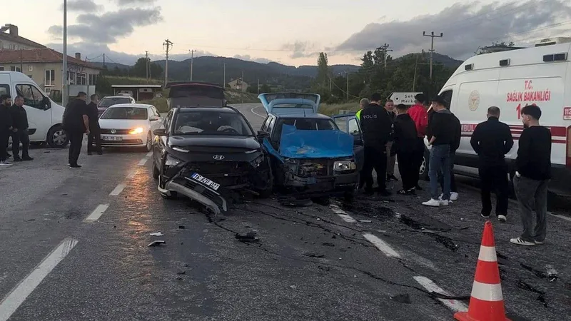 Kütahya'nın Domaniç ilçesinde iki otomobilin çarpışması sonucu 3 kişi yaralandı.
