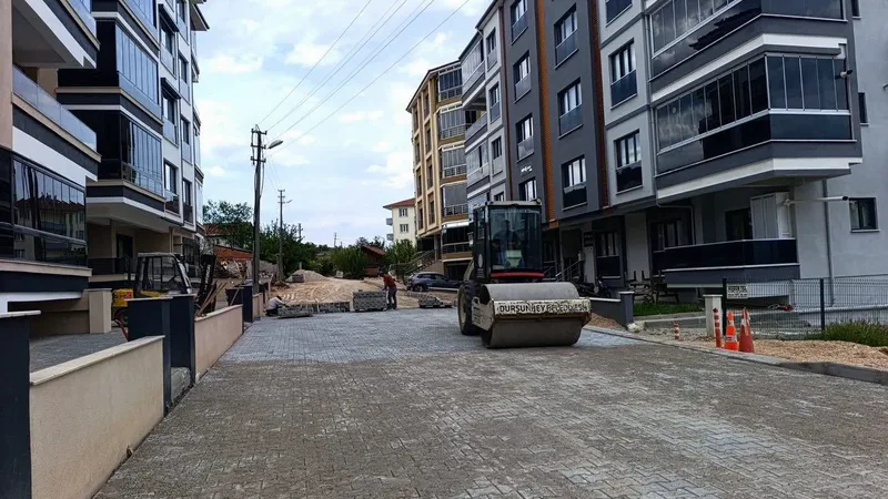 Dursunbey Belediyesi, ilçe genelinde yol yapımı ve parke taş döşeme