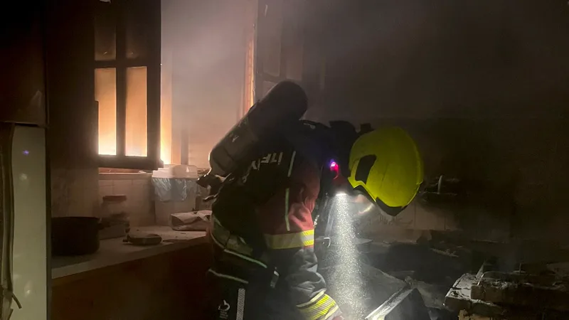Edremit Sarıkız Mahallesi'ndeki apartmanda çıkan yangın, Balıkesir Büyükşehir Belediyesi itfaiye