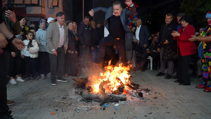 Edremit'te Hıdırellez şenliği düzenlendi. Vatandaşlar geleneksel ateş ritüeliyle baharın gelişini